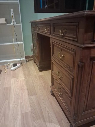 Escritorio de madera noble