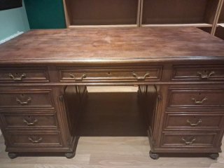 Escritorio de madera noble