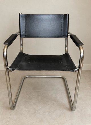 Poltrona a sbalzo stile Bauhaus pelle