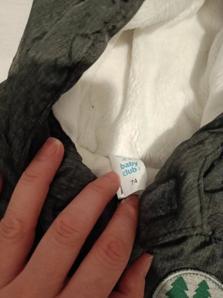 Buzo de bebé gris con manoplas
