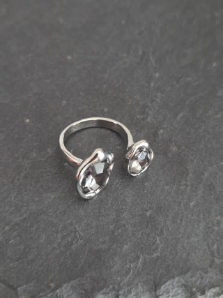 Anillo ajustable con piedras grises