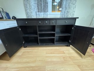 Mueble aparador de IKEA marrón oscuro