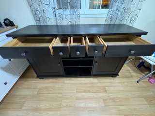 Mueble aparador de IKEA marrón oscuro