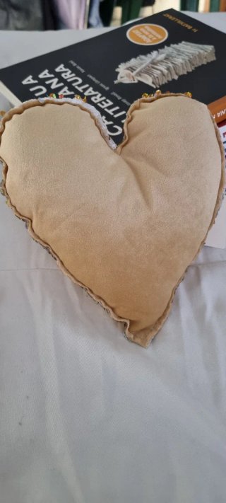 Cojín corazón lentejuelas dorado y blanco