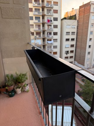 3 Jardinera metálica negra diseño moderno
