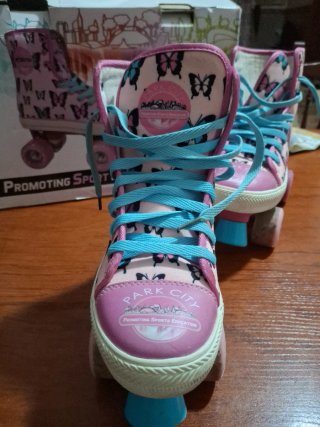 Patines de 4 ruedas con mariposas USADOS UNA VEZ