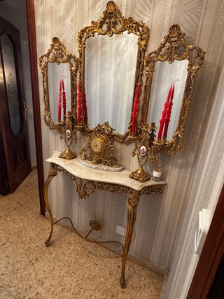 Mueble recibidor bronce dorado y mármol