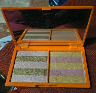 Paleta de maquillaje con brillos dorados y rosados