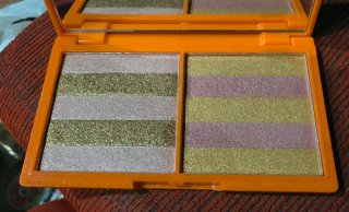 Paleta de maquillaje con brillos dorados y rosados