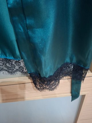 Bata de satén verde con encaje negro