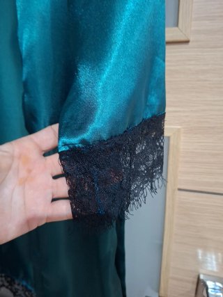 Bata de satén verde con encaje negro