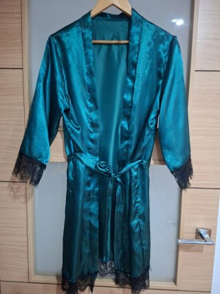 Bata de satén verde con encaje negro