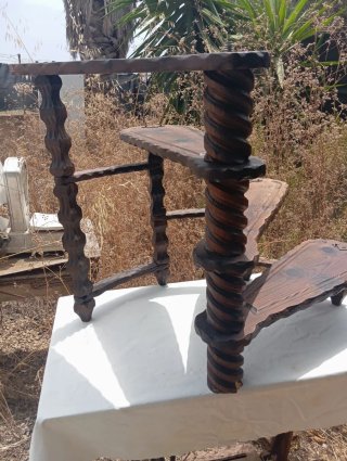 Escalera caracol biblioteca madera vintage