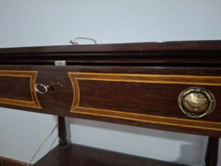 En Carmona. Mesa auxiliar de caoba con cajones
