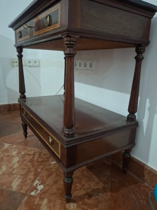 En Carmona. Mesa auxiliar de caoba con cajones