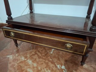 En Carmona. Mesa auxiliar de caoba con cajones