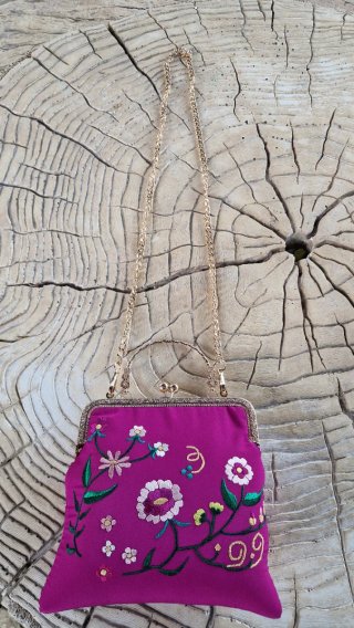 Bolso de mano bordado a mano