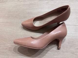 Zapatos de tacón beige y rosa