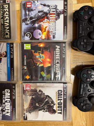 Playstation 3 con 2 mandos y 6 juegos.