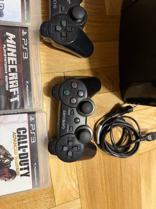 Playstation 3 con 2 mandos y 6 juegos.