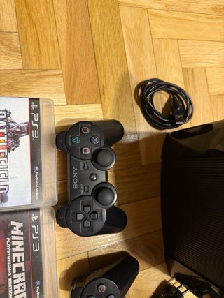 Playstation 3 con 2 mandos y 6 juegos.