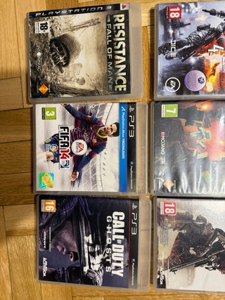 Playstation 3 con 2 mandos y 6 juegos.