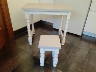 Mesa y taburete de madera blanco