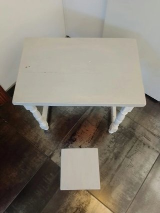 Mesa y taburete de madera blanco