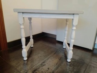 Mesa y taburete de madera blanco