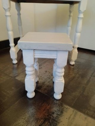 Mesa y taburete de madera blanco