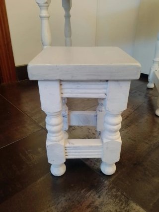 Mesa y taburete de madera blanco