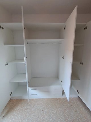 Armario blanco de madera
