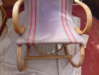 Mecedora antigua de madera multicolor