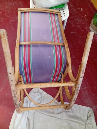 Mecedora antigua de madera multicolor