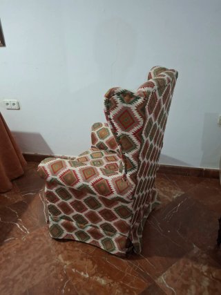 En Carmona y alrededores. Sillón orejero estampado