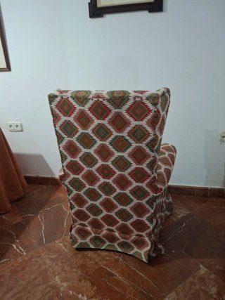 En Carmona y alrededores. Sillón orejero estampado