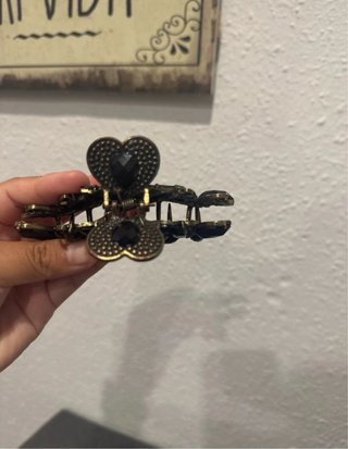 Pinza de pelo mariposa negra y dorada