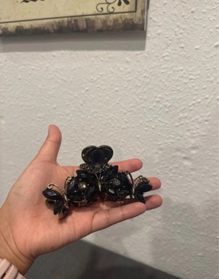 Pinza de pelo mariposa negra y dorada