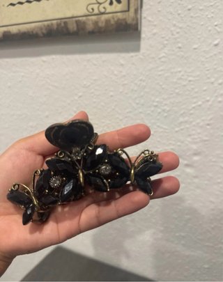 Pinza de pelo mariposa negra y dorada