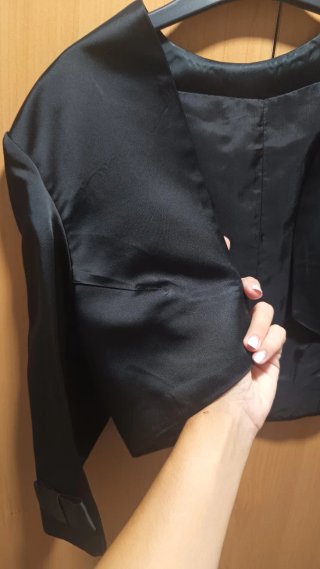 Torera negra elegante