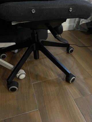 Silla de oficina gris oscuro Ikea con ruedas