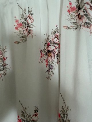 Vestido floral y chal para eventos