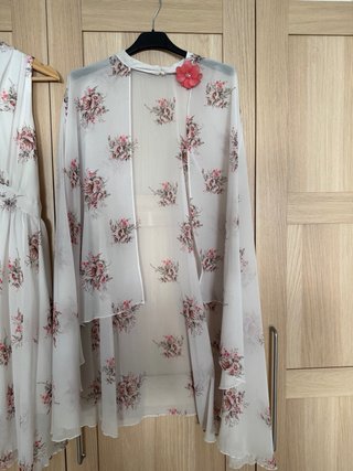 Vestido floral y chal para eventos
