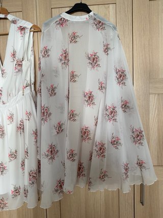Vestido floral y chal para eventos