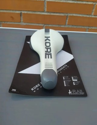 Sillín KORE Torsion T-Raíl I-Beam Big Nose. NUEVO.