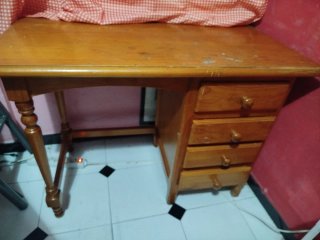 Escritorio de madera estilo provenzal