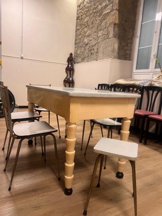 Mesa vintage y 6 sillas