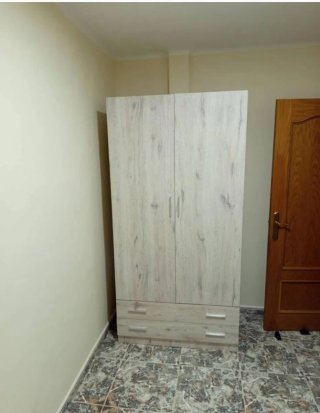 Armario de madera beige y marrón