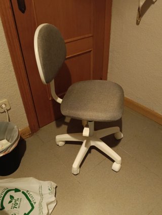 Silla juvenil Lucky Ikea gris y blanca
