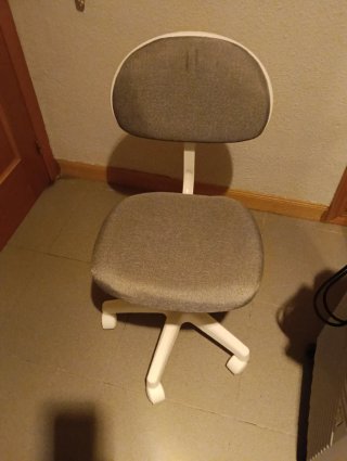Silla juvenil Lucky Ikea gris y blanca